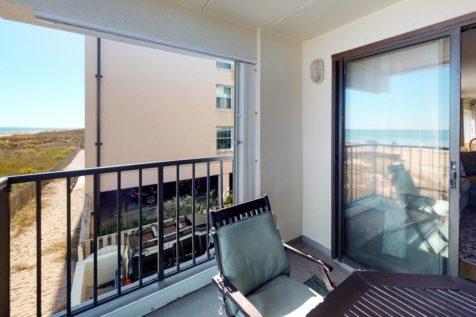 Waikiki Condos Ocean City Room photo