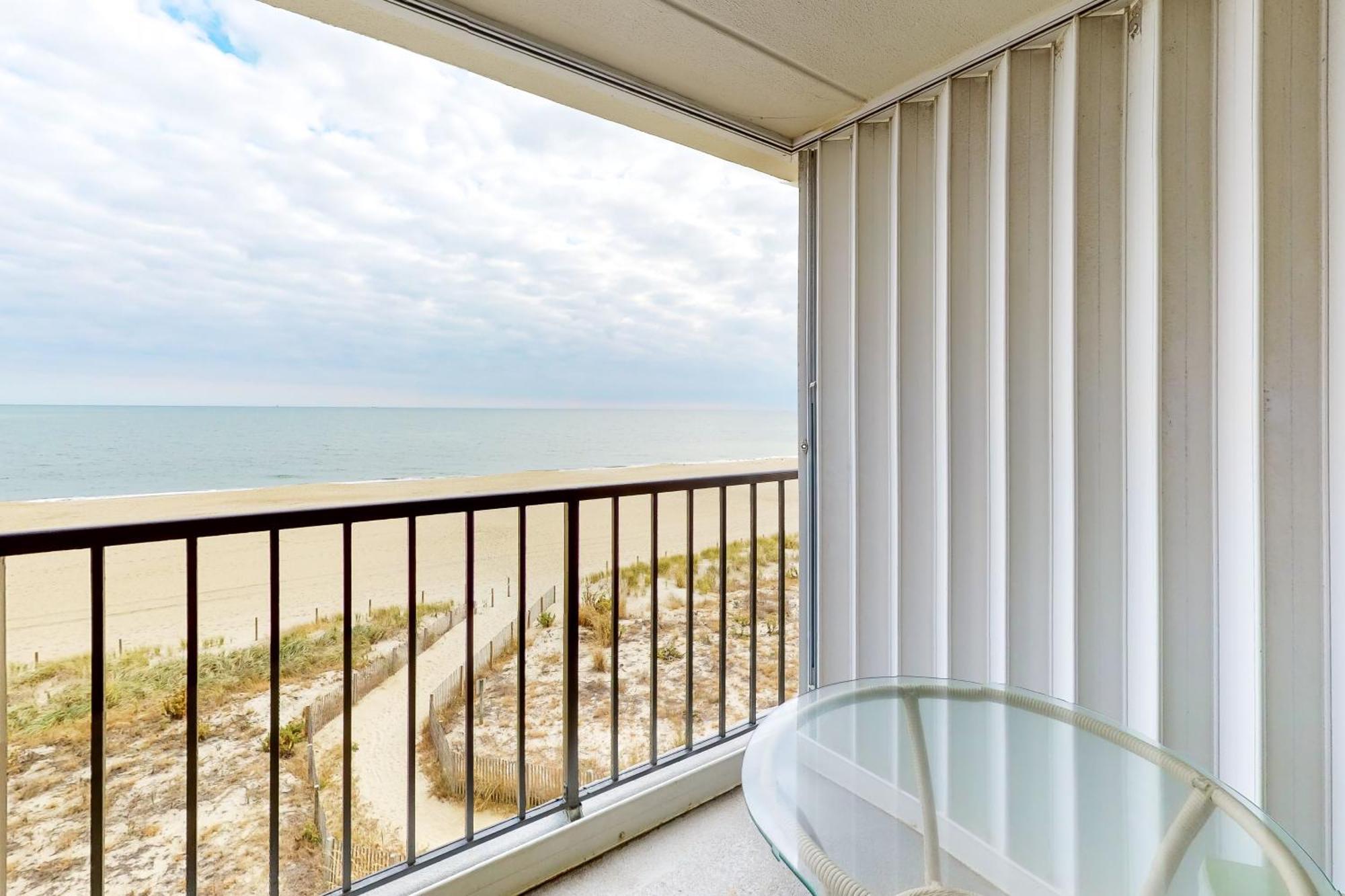 Waikiki Condos Ocean City Room photo