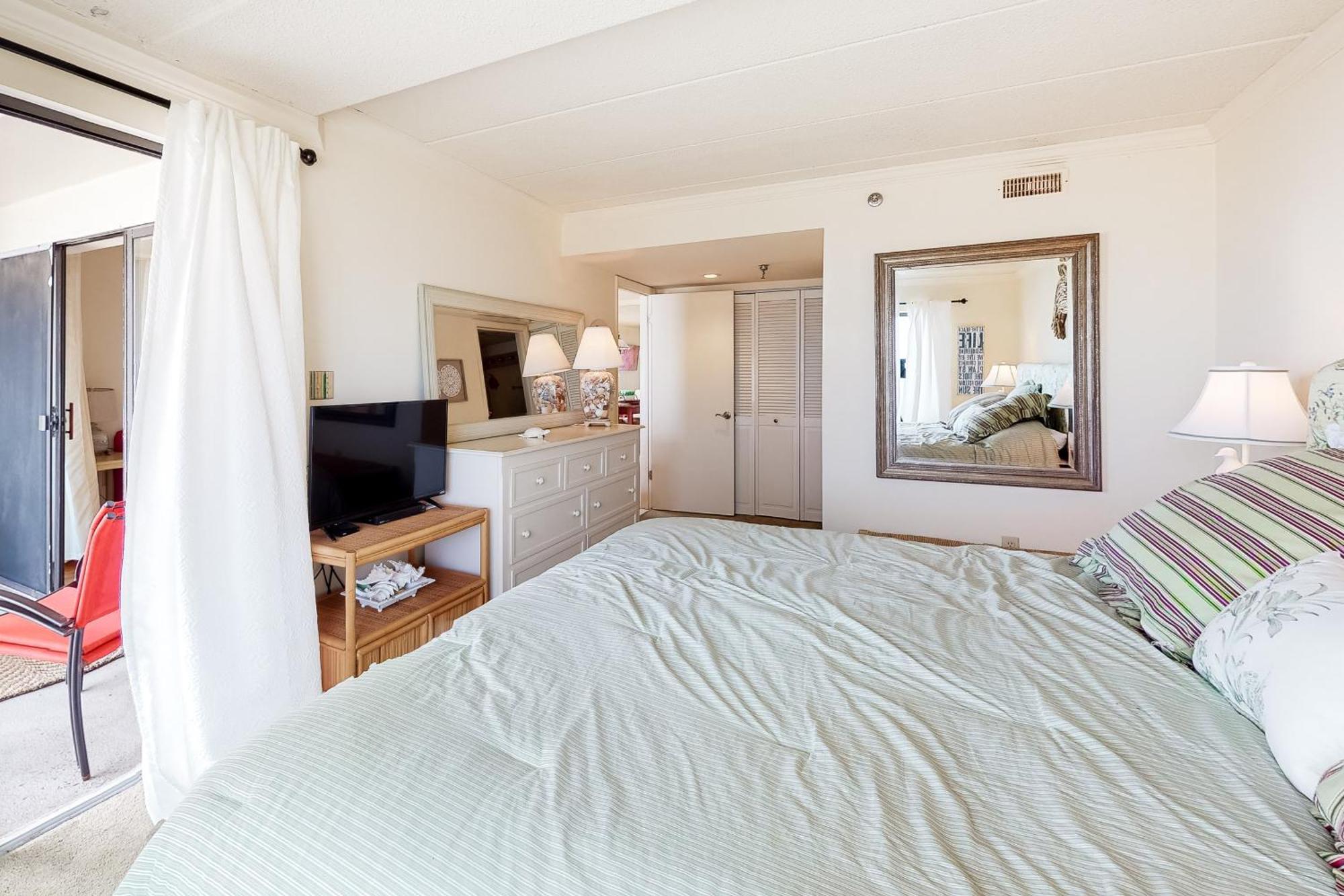Waikiki Condos Ocean City Room photo