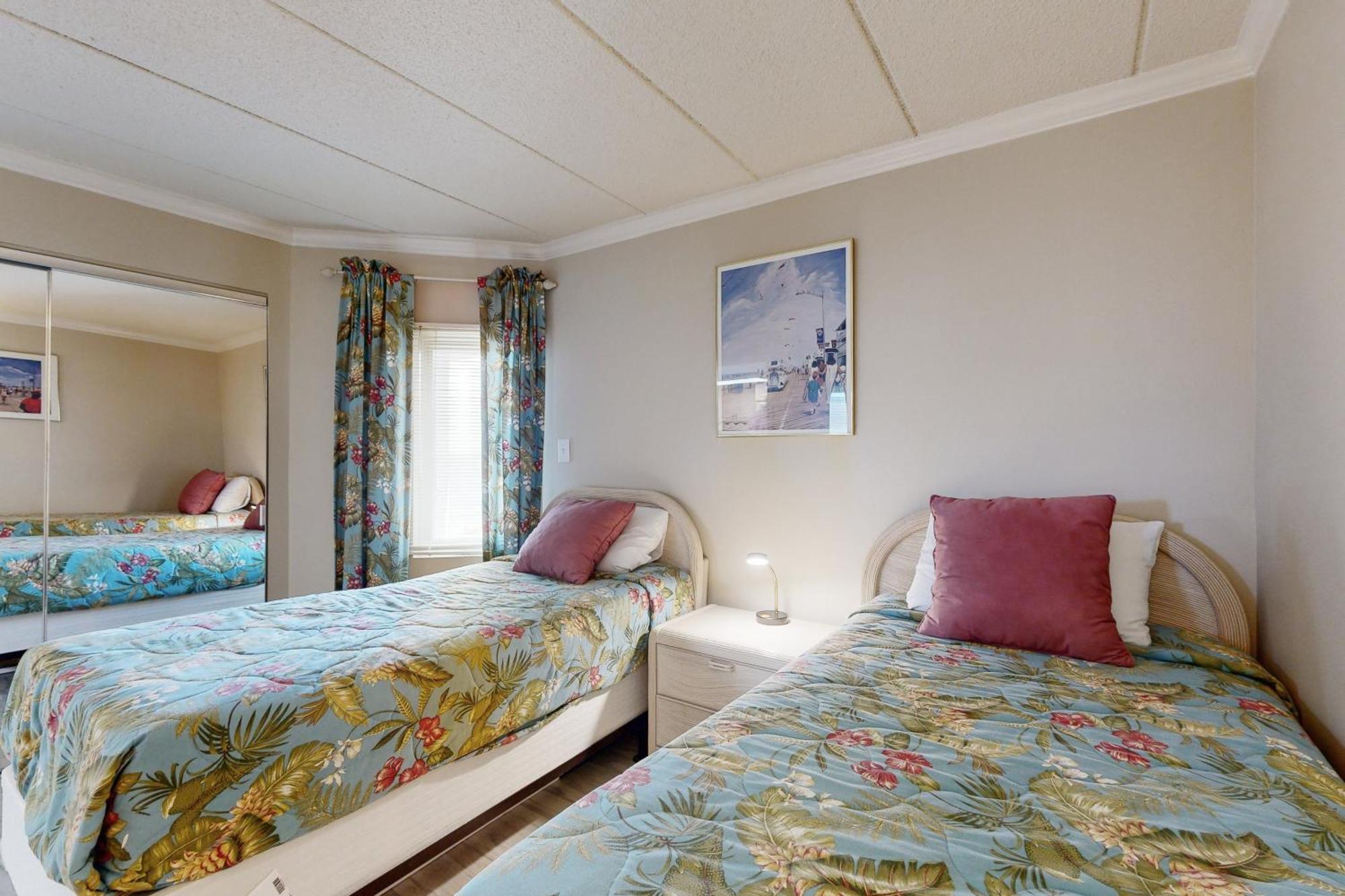 Waikiki Condos Ocean City Room photo