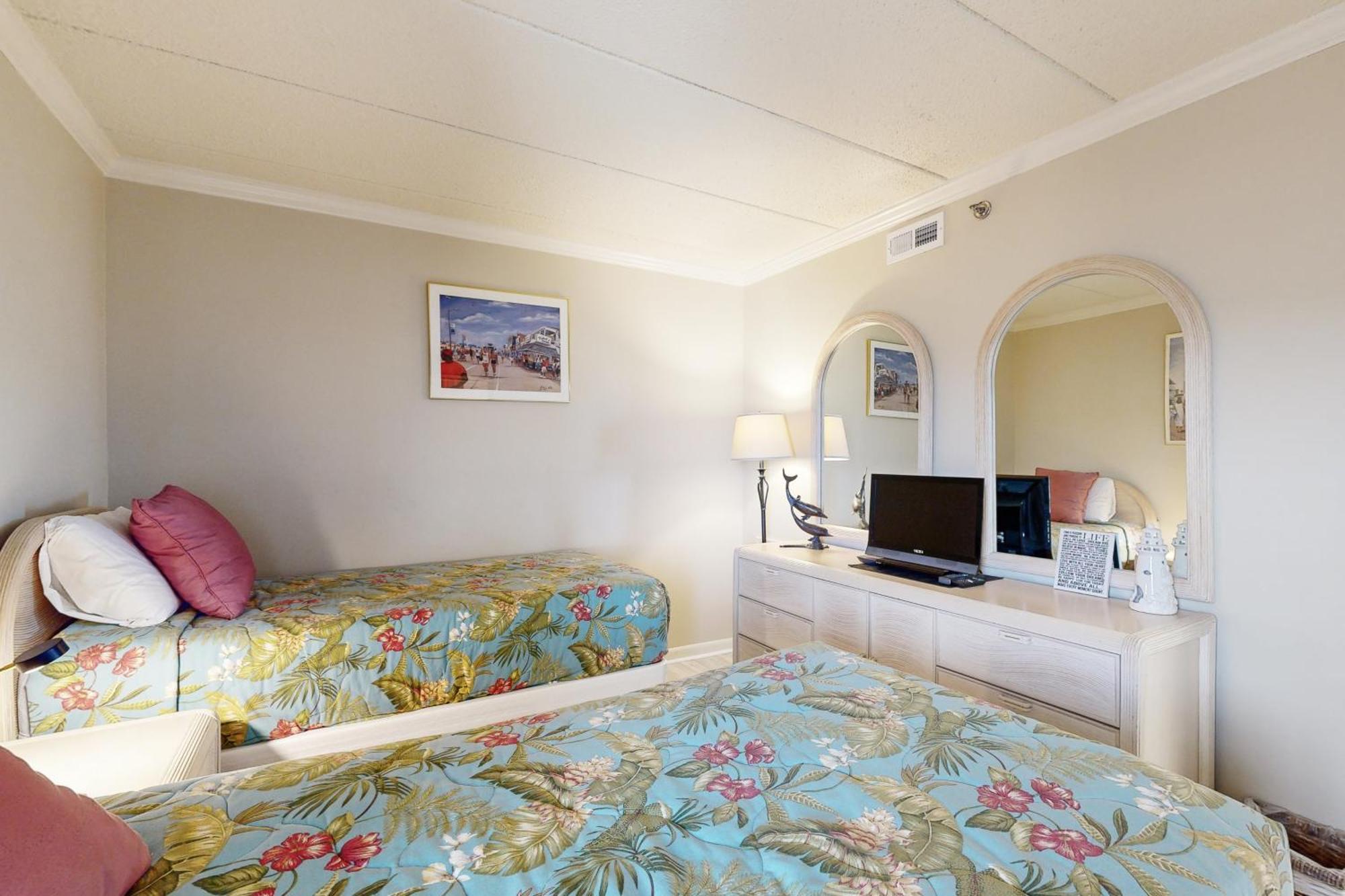 Waikiki Condos Ocean City Room photo