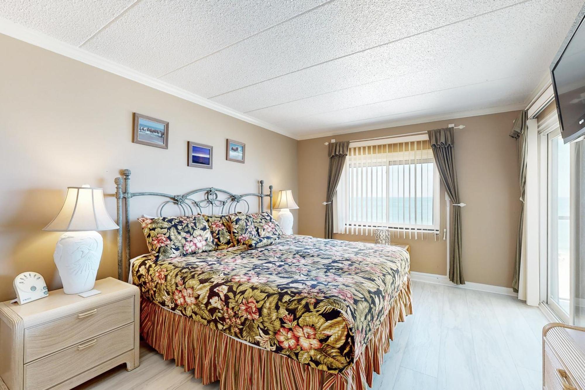 Waikiki Condos Ocean City Room photo